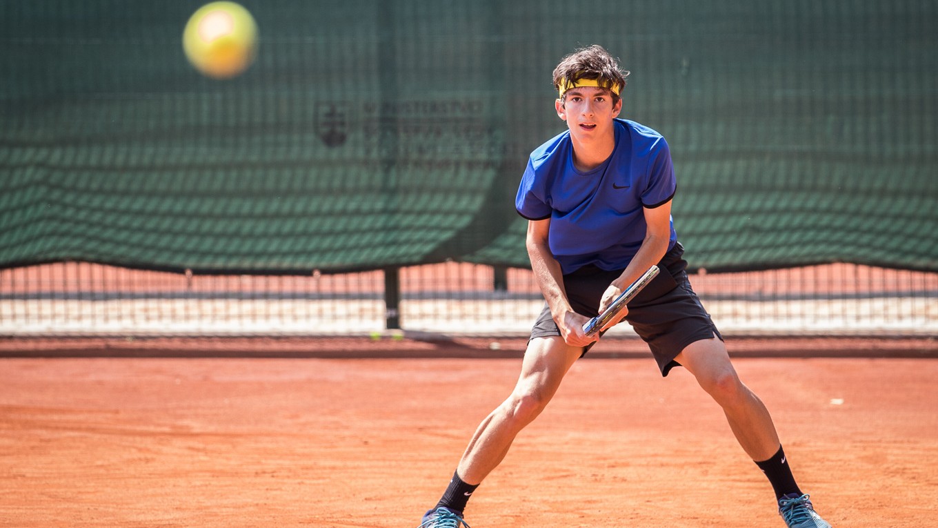 Peter Benjamin Privara je najlepším slovenským tenistom do 16 rokov a európskou jednotkou v tejto vekovej kategórii.