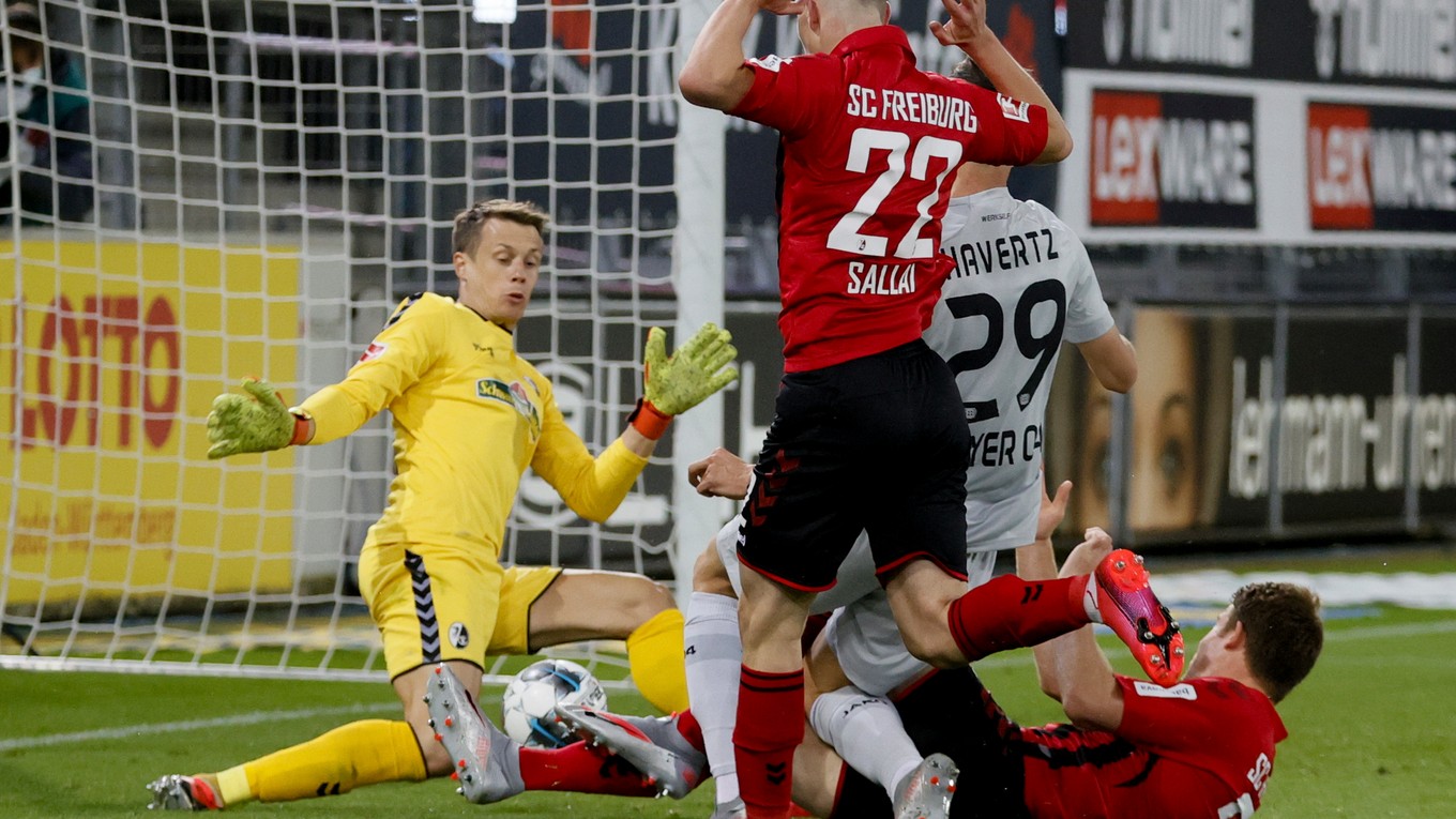 Kai Havertz (v strede medzi obrancami) strieľa gól do siete SC Freiburg.