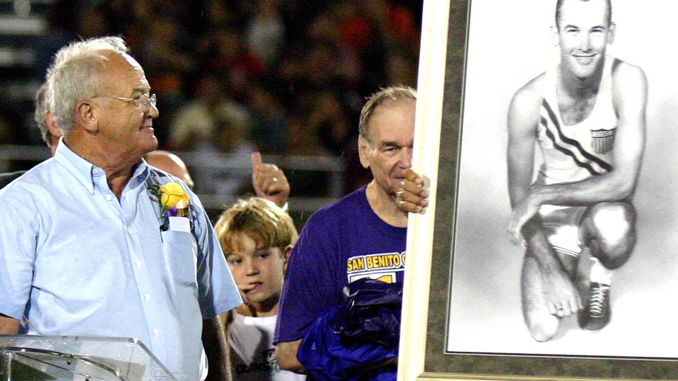 Bobby Joe Morrow (vľavo) so svojim portrétom.