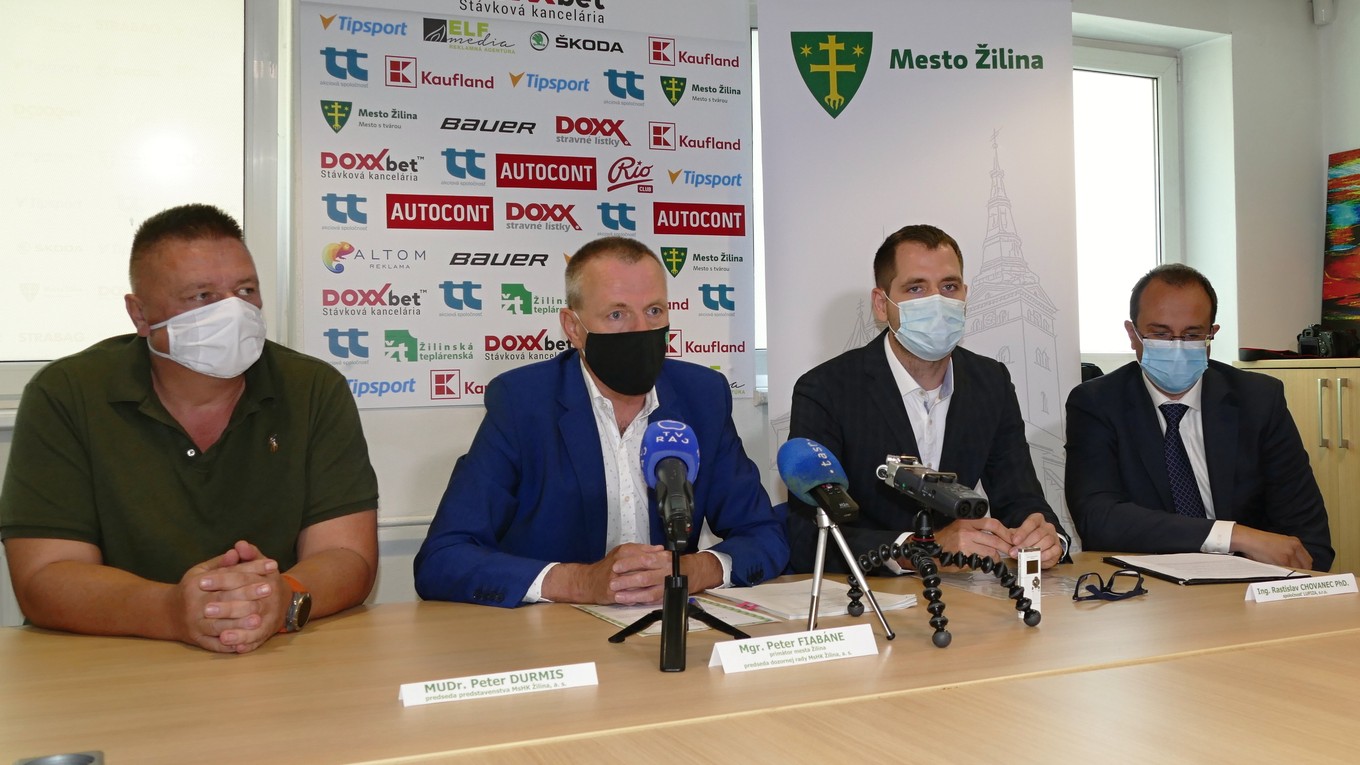 Na snímke zľava poslanec mestského zastupiteľstva Peter Durmis, primátor mesta Žilina Peter Fiabáne, konateľ firmy LUPIZA Maroš Jakubek a štatutár spoločnosti LUPIZA Rastislav Chovanec.