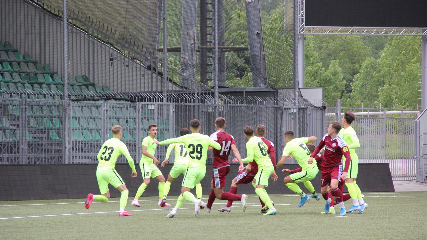 Hráči futbalových klubov MŠK Žilina - FK Železiarne Podbrezová počas tréningového zápasu za prísnych bezpečnostných opatrení, bez divákov a médií.