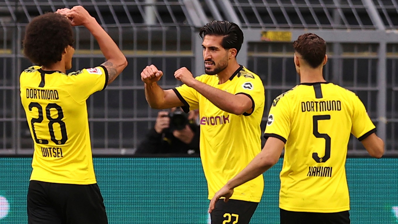 Hráči Borussie Dortmund sa tešia z gólu.