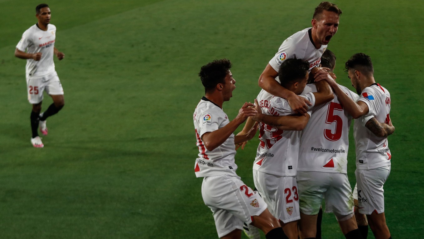 Futbalisti FC Sevilla sa radujú po jednom z gólov.