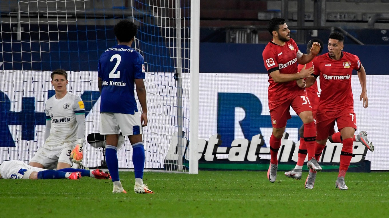  Hráč Leverkusenu Paulinho  (vpravo) oslavuje so spoluhráčom Kevinom Vollandom úvodný gól do bránky Schalke.