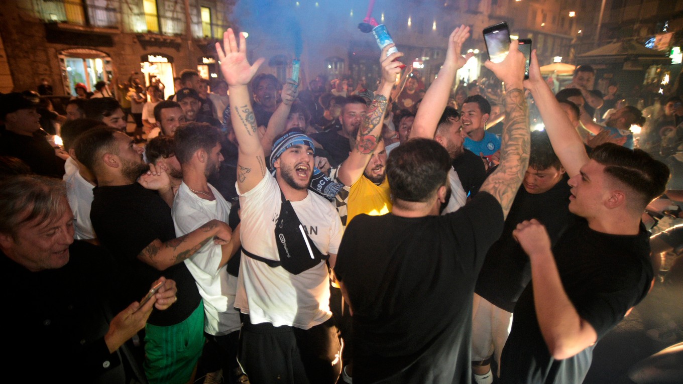 Fanúšikovia v uliciach Neapolu po výhre vo finále Talianskeho pohára.