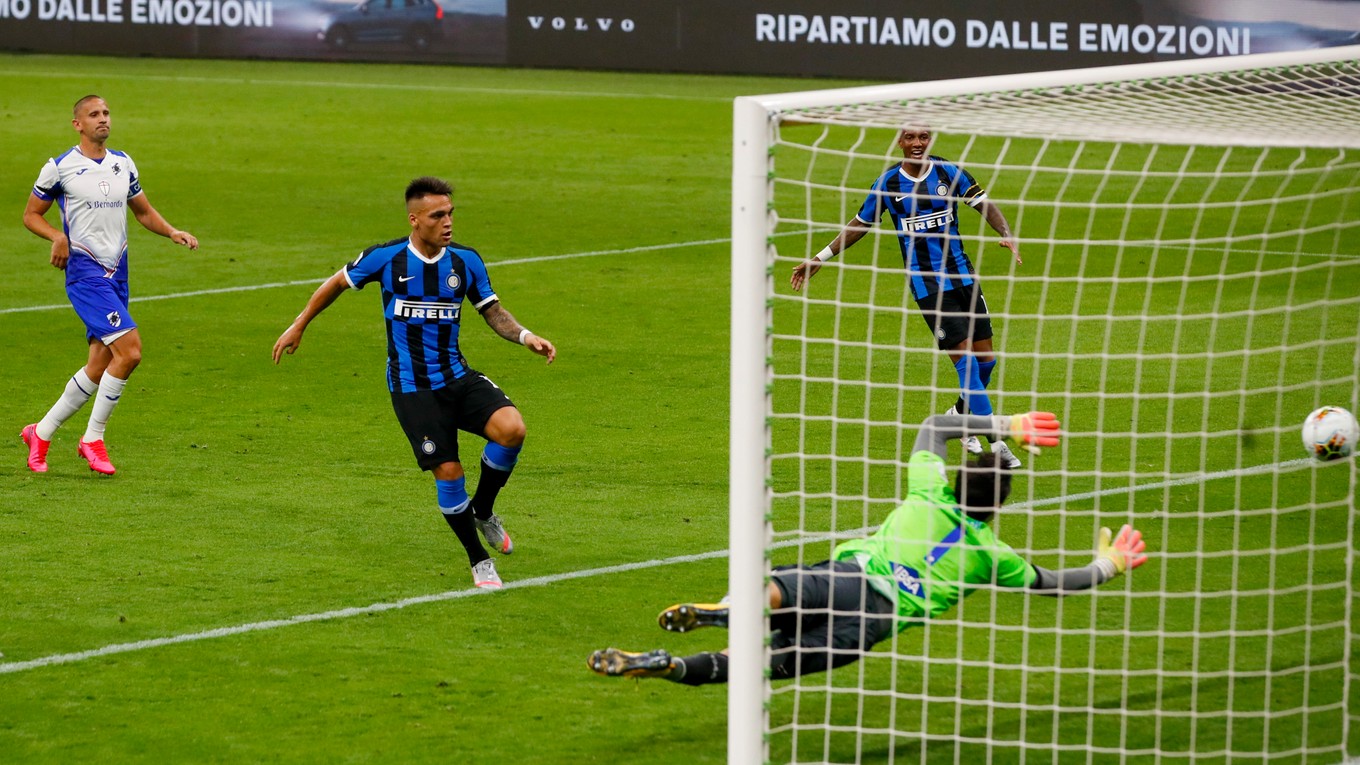 Lautaro Martinez strieľa gól v zápase Inter Miláno - Sampdoria Janov.