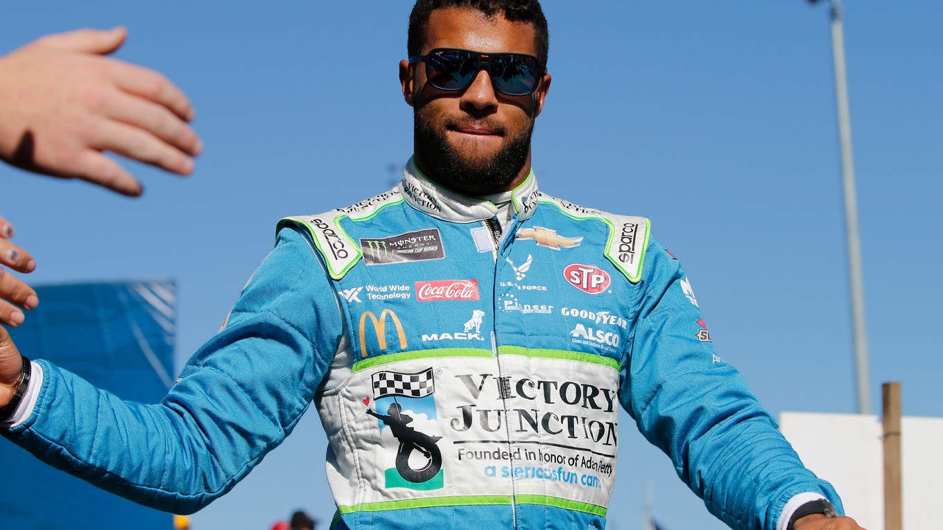 Pretekár NASCAR Bubba Wallace.