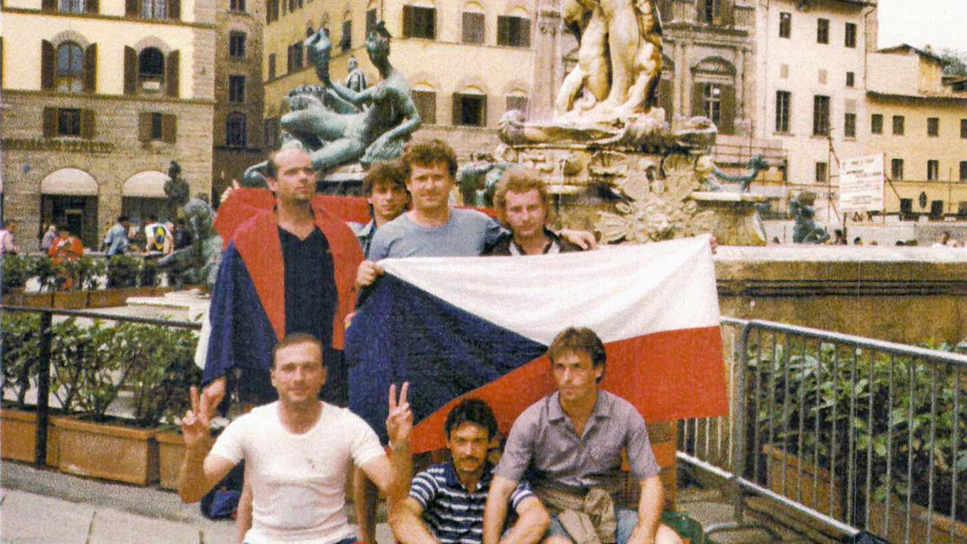 Fanúšikovia zo Sedliackej Dubovej na zájazde na MS 1990 v Taliansku.