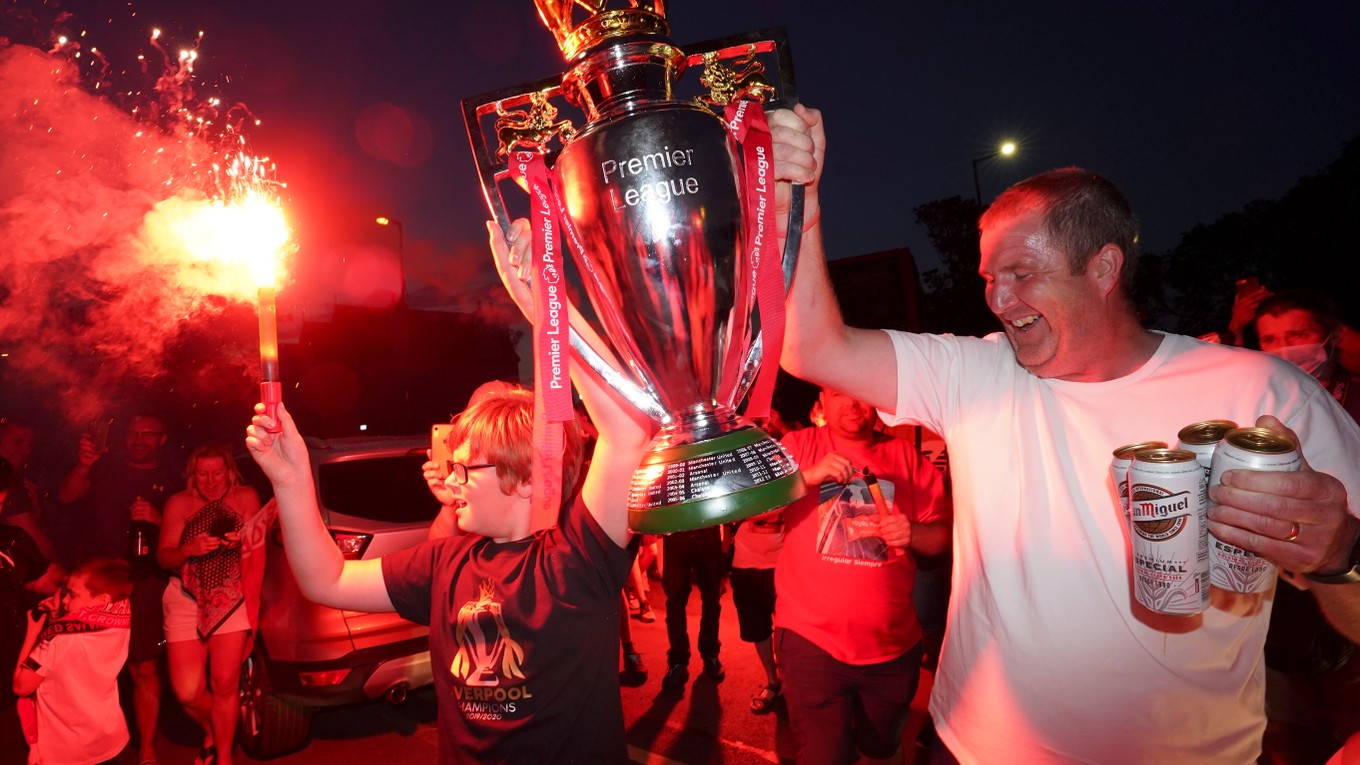 Fanúšikovia Liverpool FC oslavujú majstrovský titul v Premier League 2019/2020.