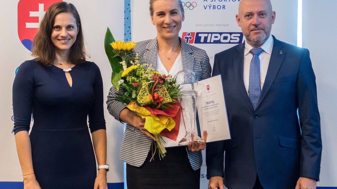 Anastasia Kuzminová si prevzala cenu Trofej SOŠV, vpravo prezident SOŠV Anton Siekel a vľavo členka MOV Danka Barteková.