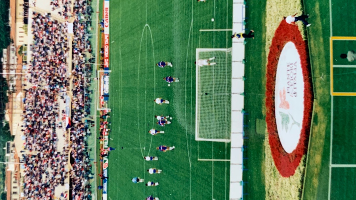 Pohľad spoza bránky na zápase Československo - USA na MS 1990 vo futbale.