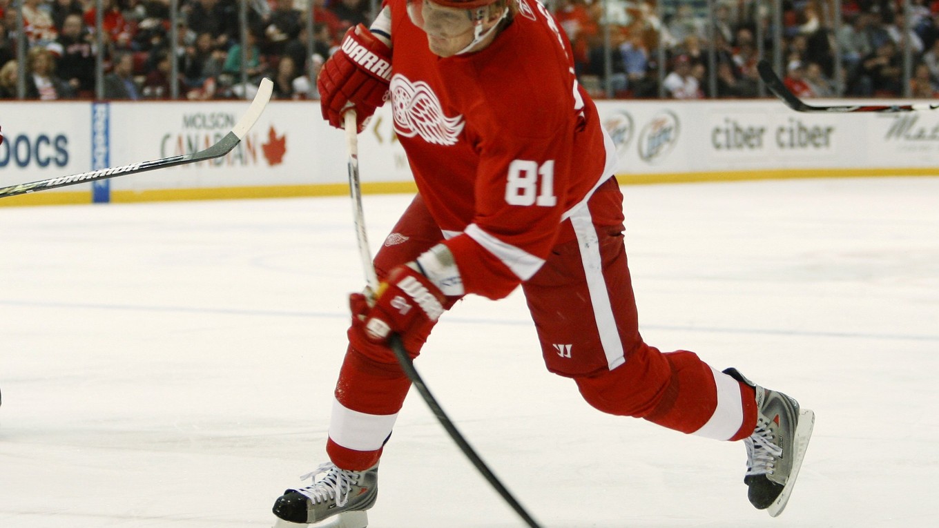 Marián Hossa v drese Detroitu Red Wings strieľa proti Phoenixu Coyotes, 4. februára 2009.