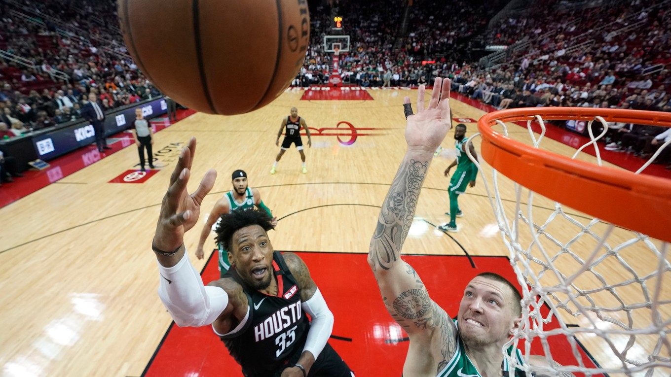 Hráč Houstonu Robert Covington (vľavo) strieľa na kôš.