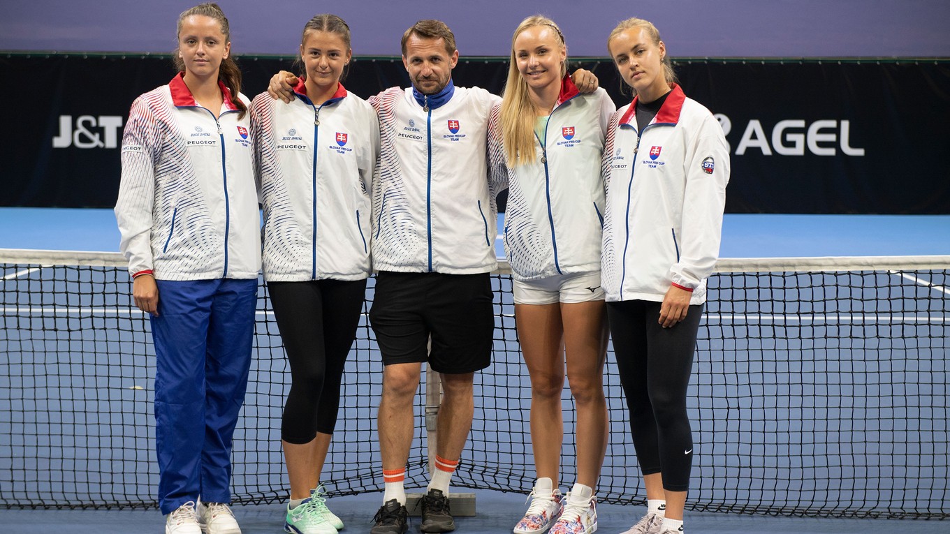 Slovenský fedcupový tenisový tím zľava Viktória Kužmová, Katarína Kužmová, kapitán tímu Matej Lipták, Rebeka Šramková a Anna Karolína Schmiedlová.