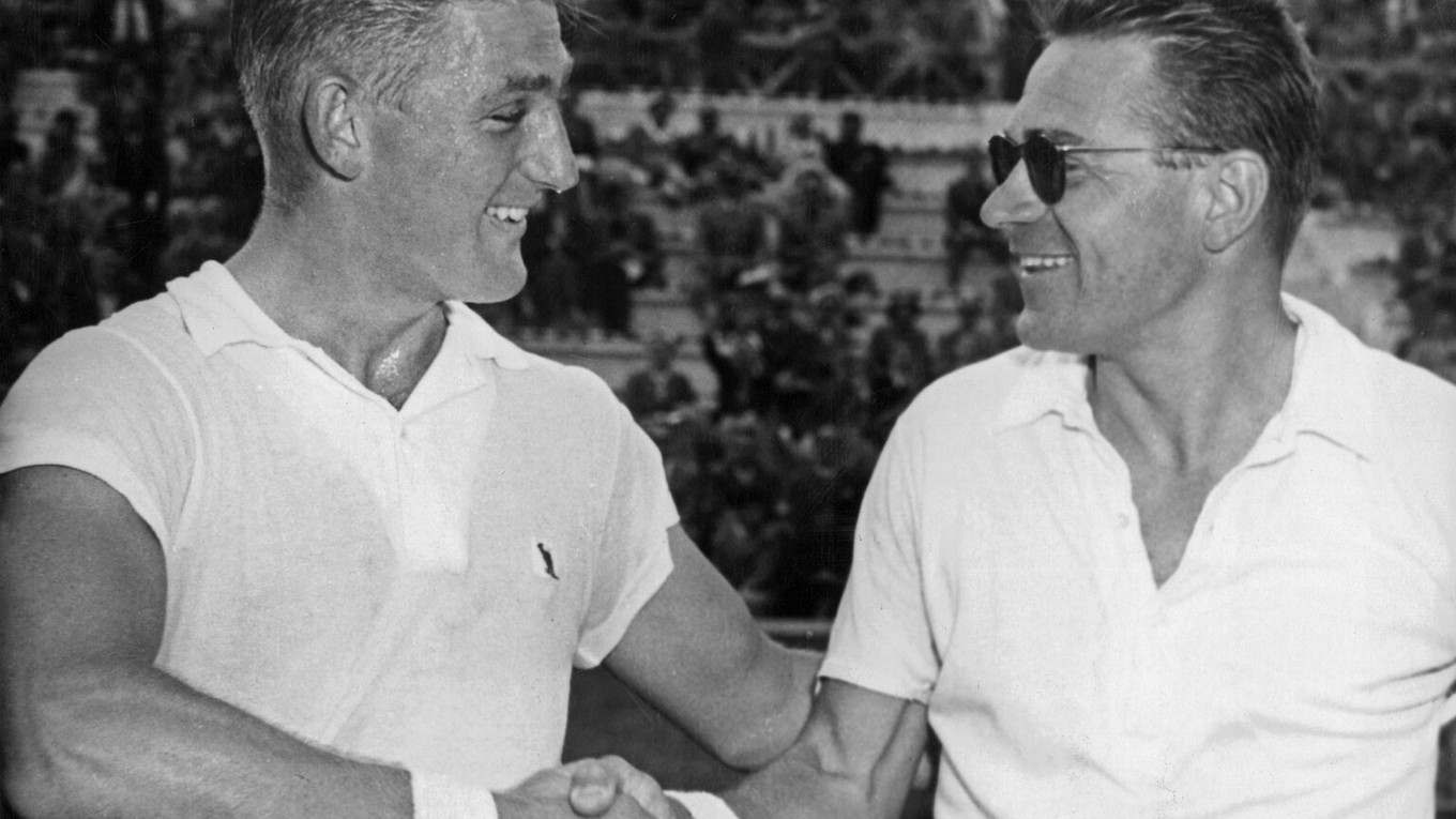 Lew Hoad gratuluje Jaroslavovi Drobnému (vpravo) k víťazstvu na tenisovom turnaji v Ríme v roku 1953.