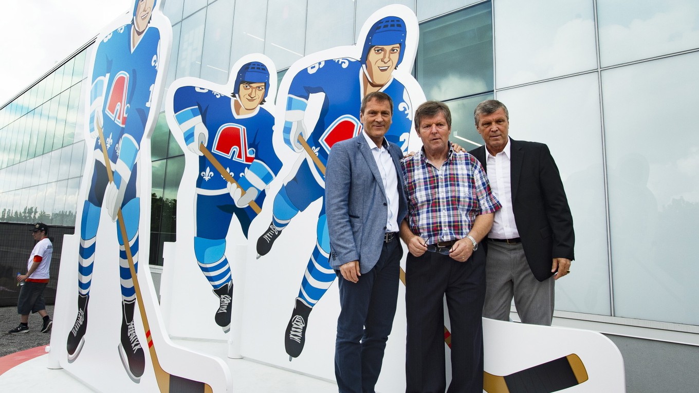Na snímke slovenské hokejové legendy zľava bratia Anton, Marián a Peter Šťastní.