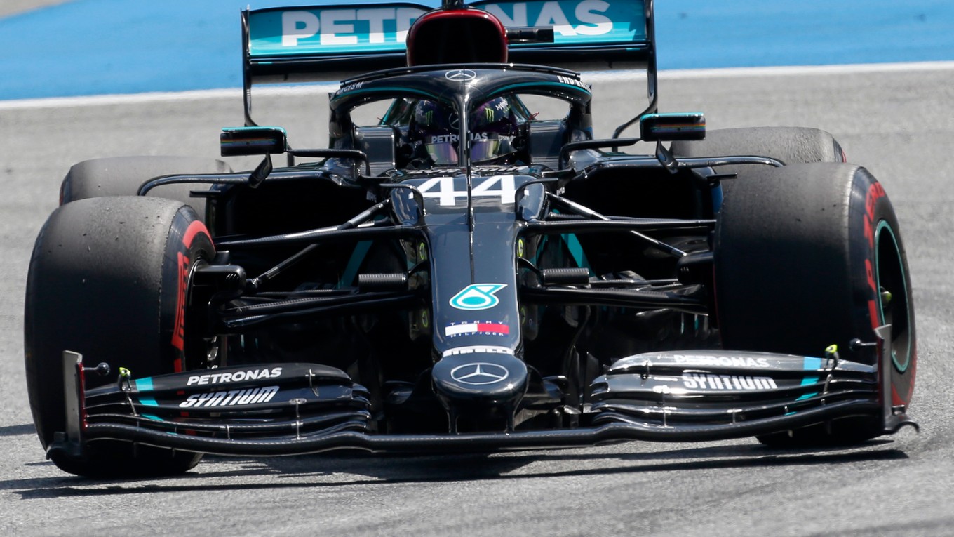 Lewis Hamilton s tímom  Meredes obhajujú oba tituly v seriáli formuly 1. 