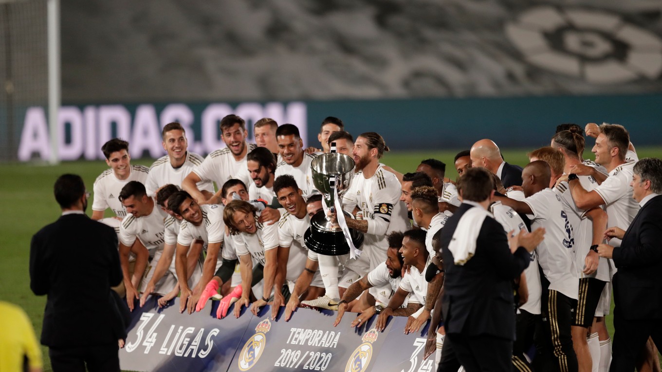 Radosť futbalistov Realu Madrid s trofejou pre víťaza La Ligy.