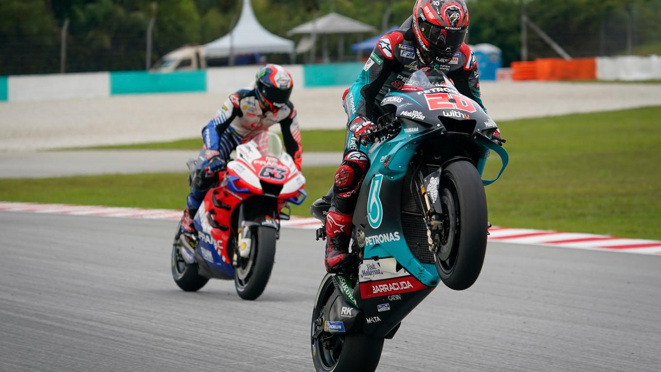 Fabio Quartararo (v popredí) na Yamahe.