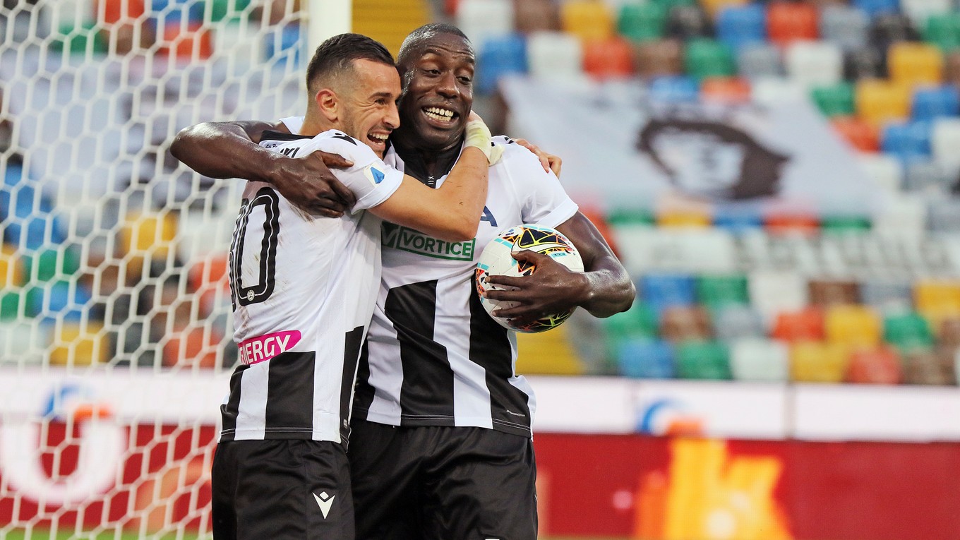 Hráči Udinese sa radujú z gólu.