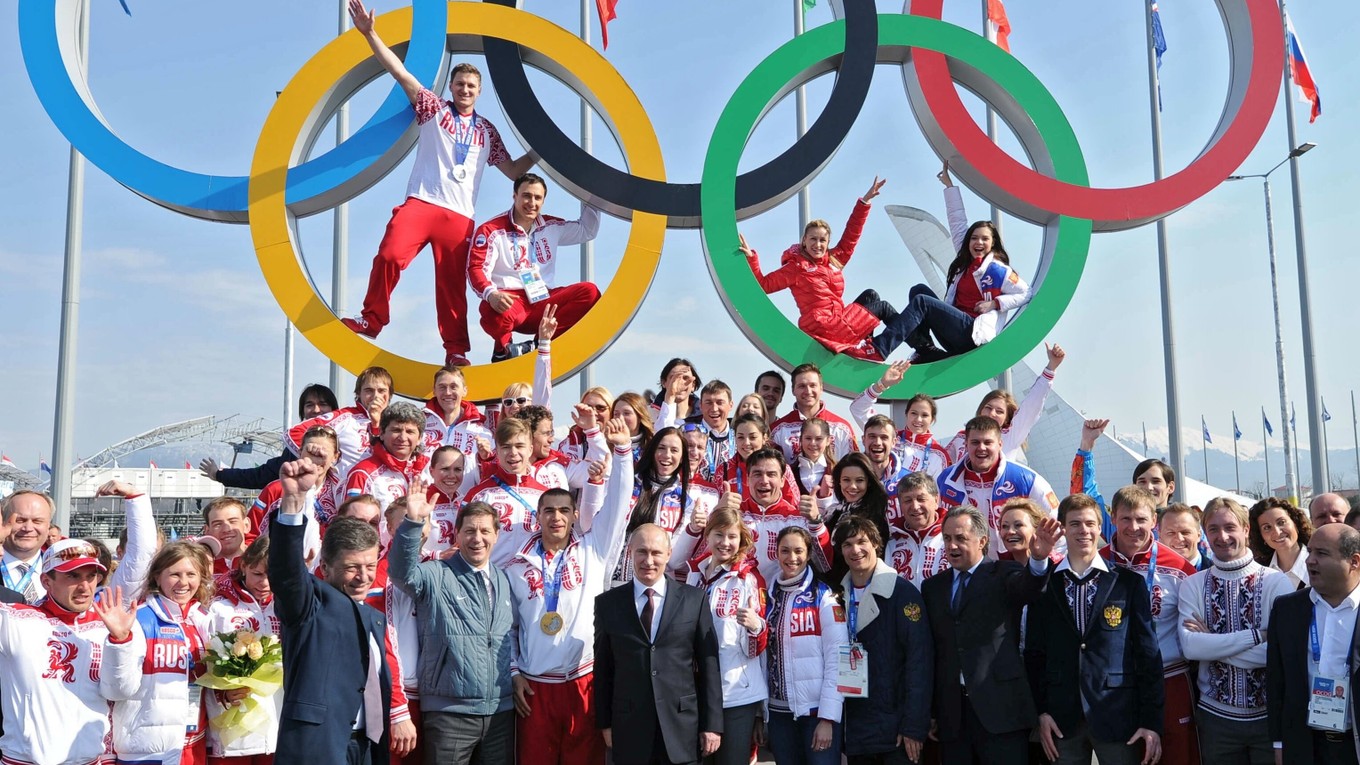 Ruský prezident Vladimir Putin pózuje po skončení hier v Soči so všetkými ruskými medailistami.Pre doping o ne prišli zatiaľ šiesti z nich.