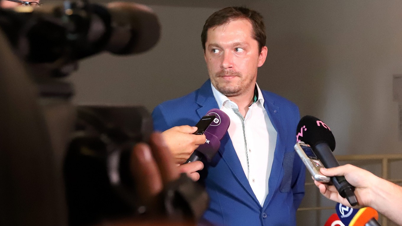 Dočasne bol poverený vedením Pro-Hokeja Imre Valášek.