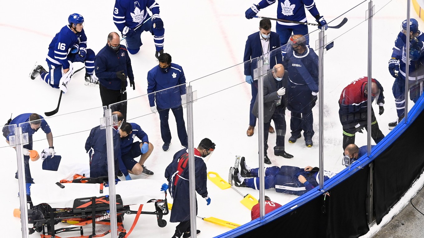Jake Muzzin v opatere lekárov počas zápasu Toronto - Columbus.
