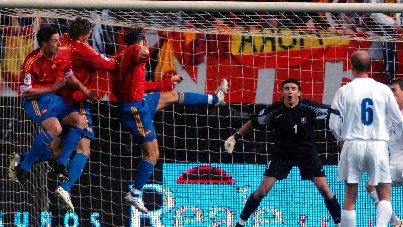 Luis García strieľa hlavou prvý gól do siete slovenského brankára Kamila Čontofalského v baráži MS 2005 v Madride. 