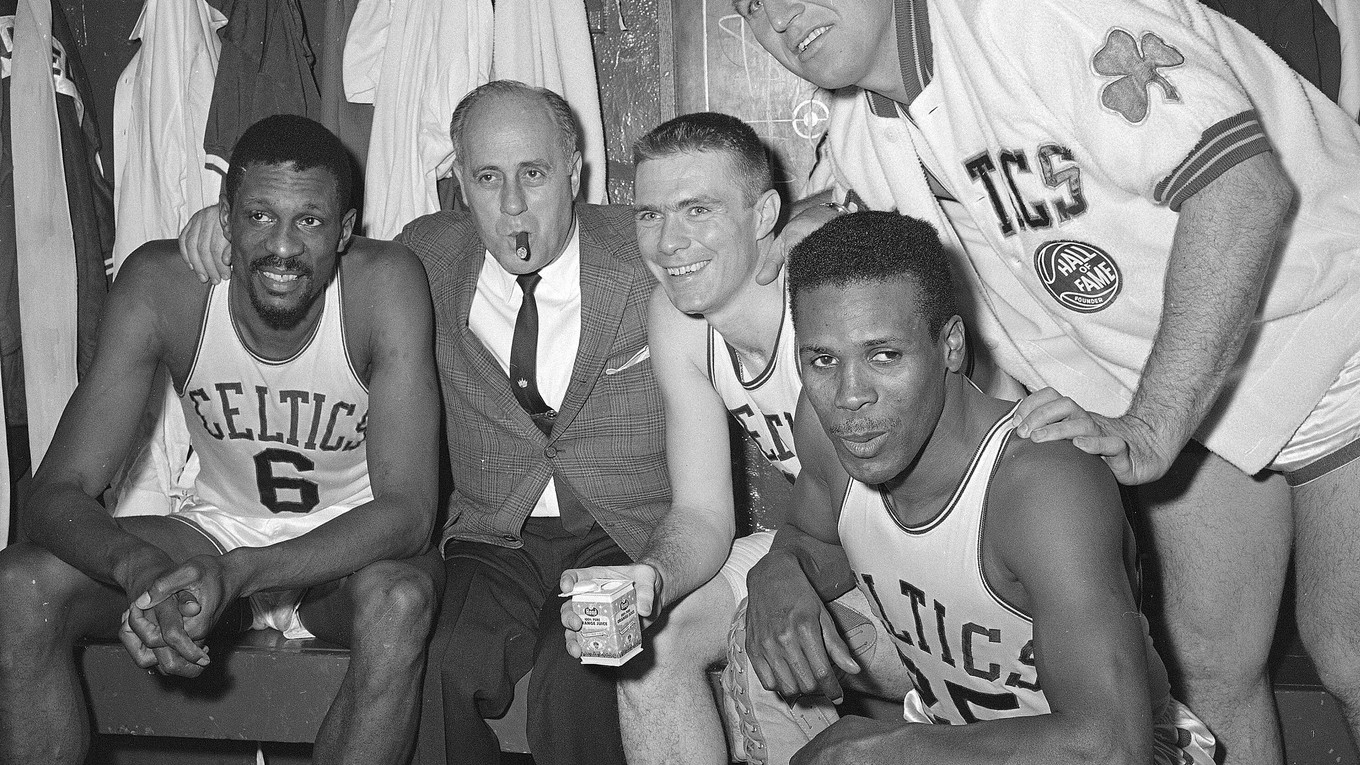 Tommy Heinsohn (v strede) s trénerom a spoluhráčmi z klubu Boston Celtics v roku 1964.