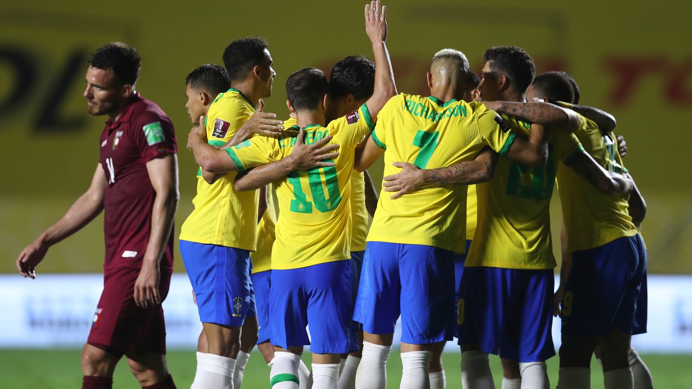 Futbalisti Brazílie sa tešia z gólu Roberta Firmina. 