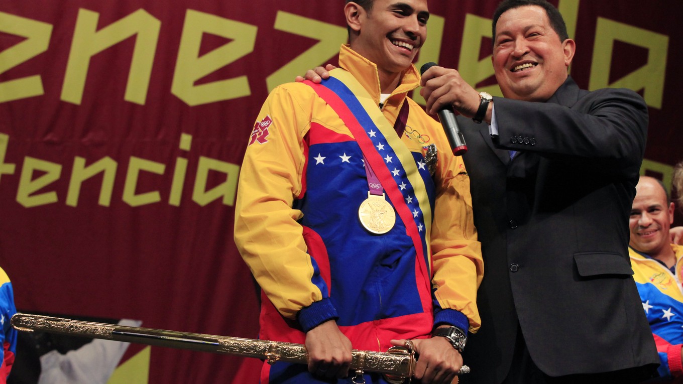 Venezuelský šermiar Rubén Limardo (vľavo) počas slávnostnej ceremónii pri príležitosti udelenia najvyššieho vyznamenania v krajine v roku 2012. 