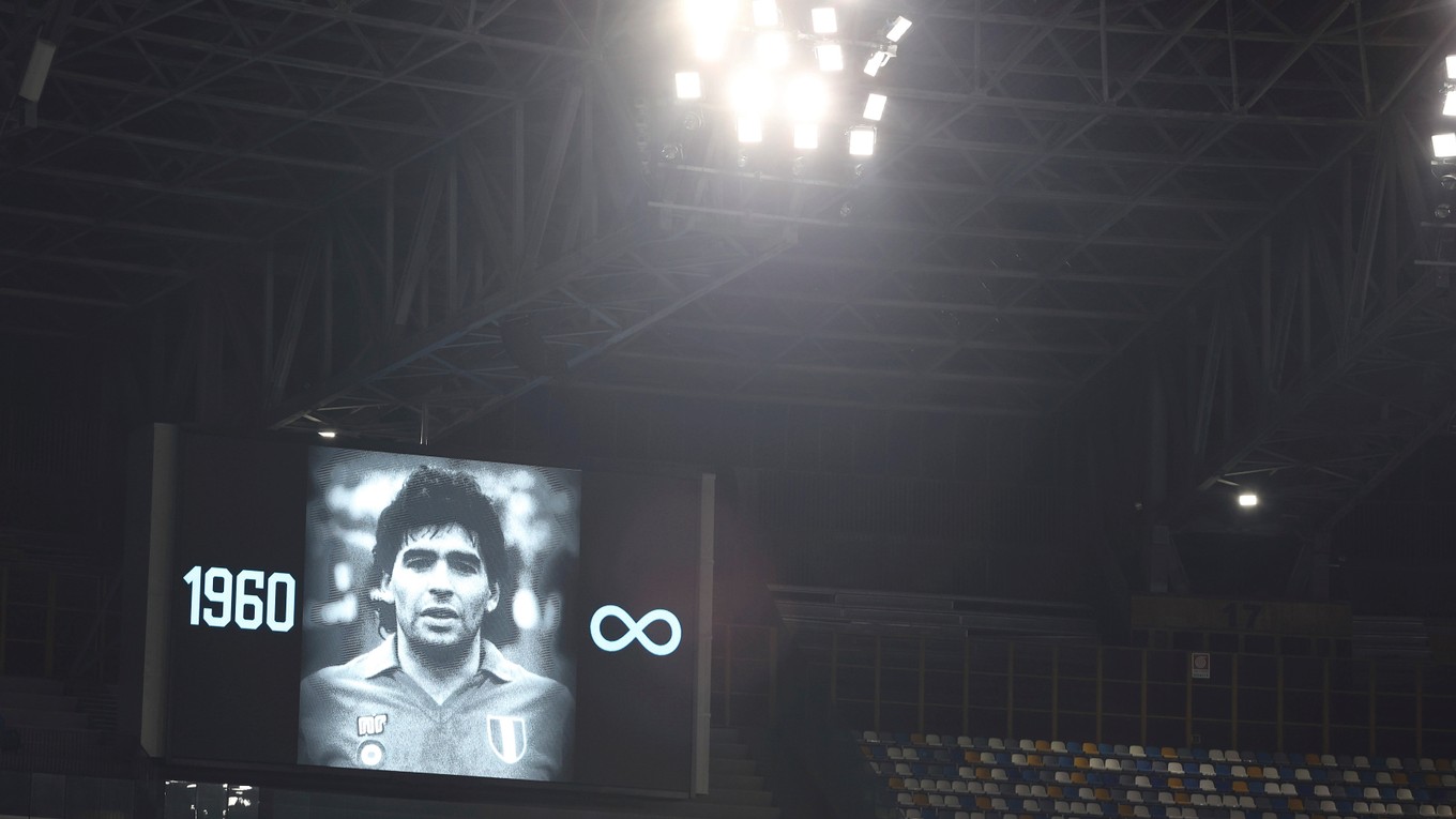 Diego Maradona na veľkoplošnej obrazovke štadióna SSC Neapol.
