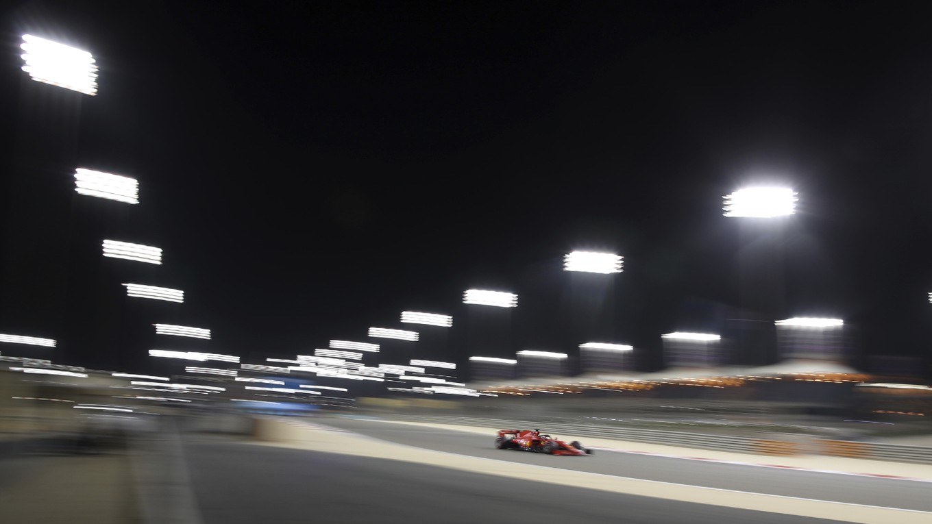 Sebastian Vettel počas tréningu na VC Bahrajnu F1.