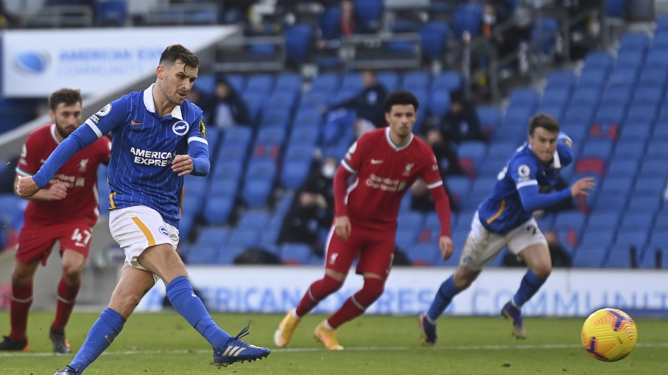 Pascal Gross (Brighton and Hove Albion) spečaťuje remízu proti Liverpoolu.