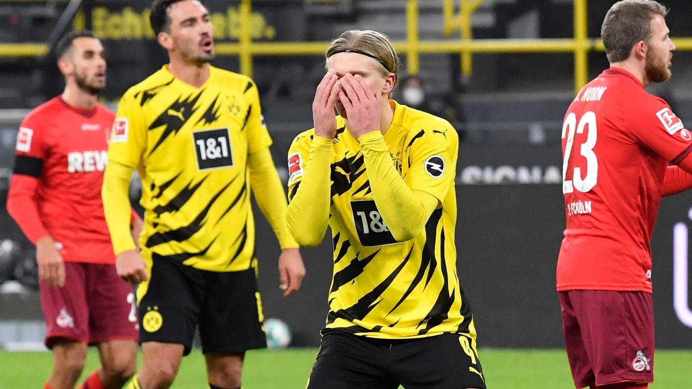 Erling Haaland sa drží za hlavu v zápase Dortmund - Kolín.