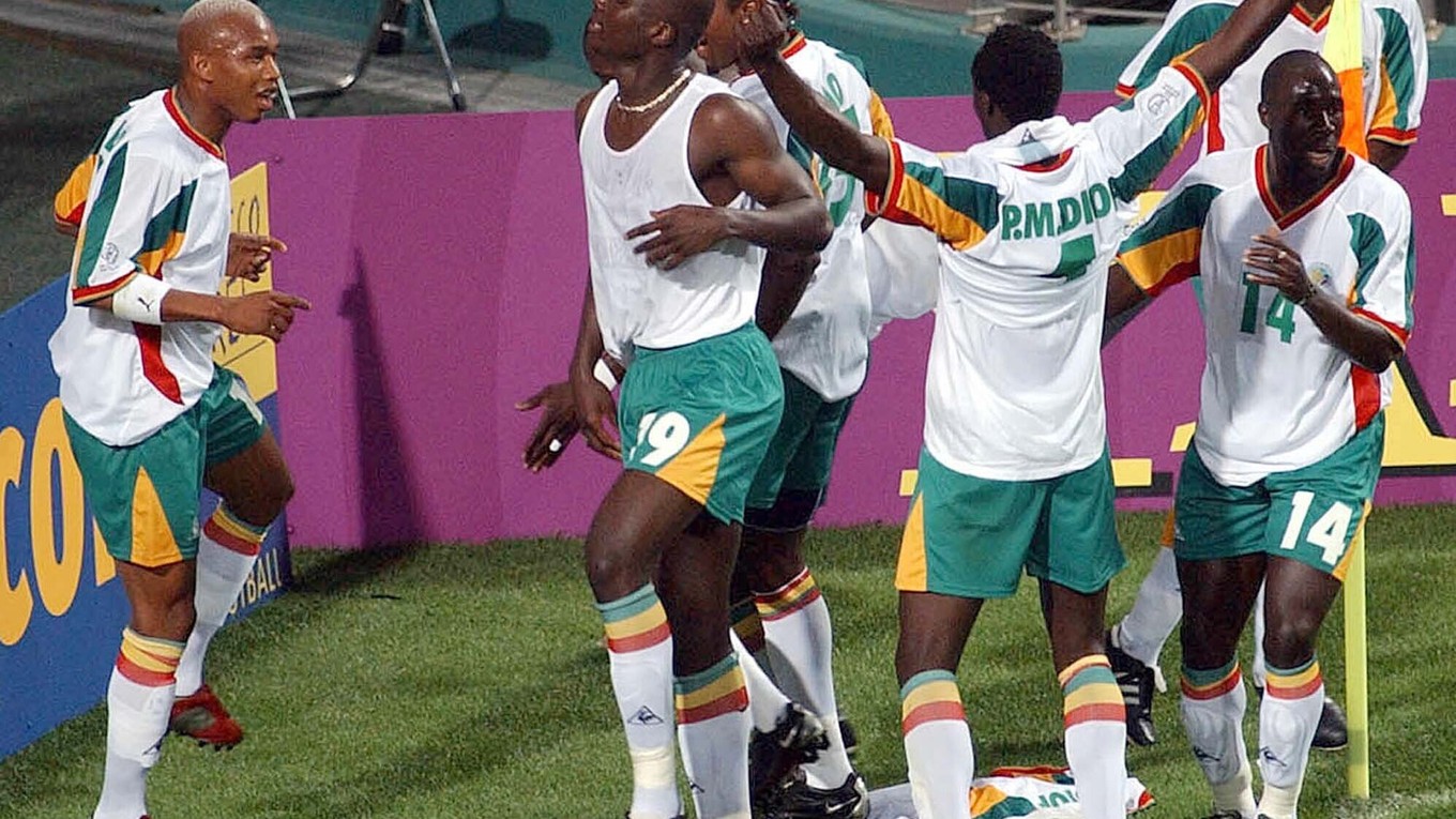 Obrovská radosť senegalských hráčov z gólu, ktorý strelil ich spoluhráč Papa Bouba Diop Francúzsku na MS 2002.