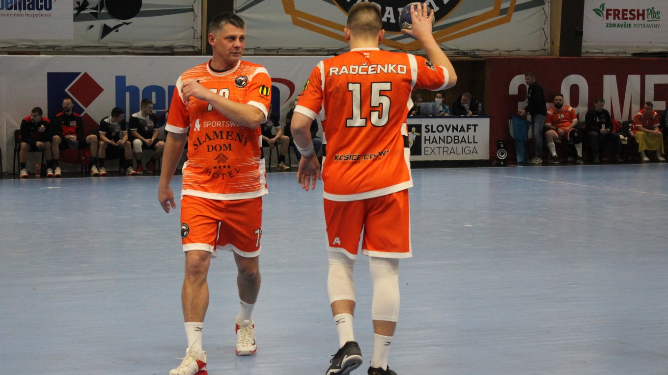 Alexander Radčenko (vľavo) so synom Kirillom počas zápasu Slovnaft handball extraligy medzi Košicami a Topoľčanmi. 