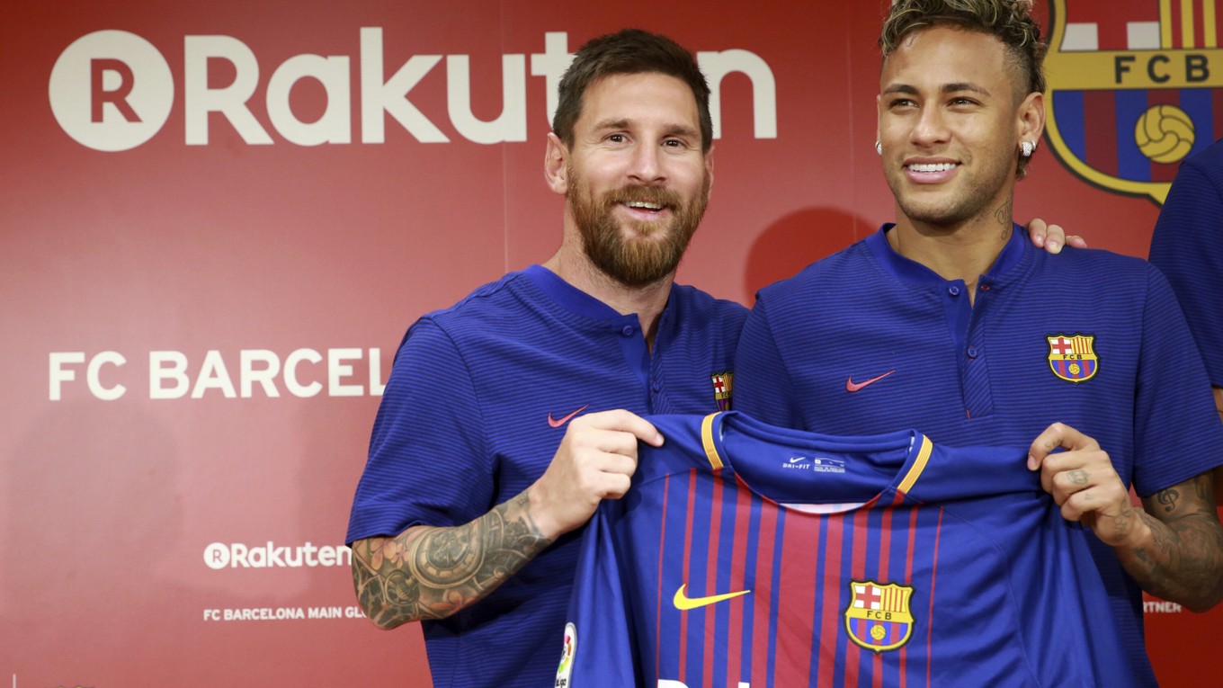 Lionel Messi a Neymar na spoločnej fotografii z leta 2017. Vtedy obaja pôsobili v Barcelone.