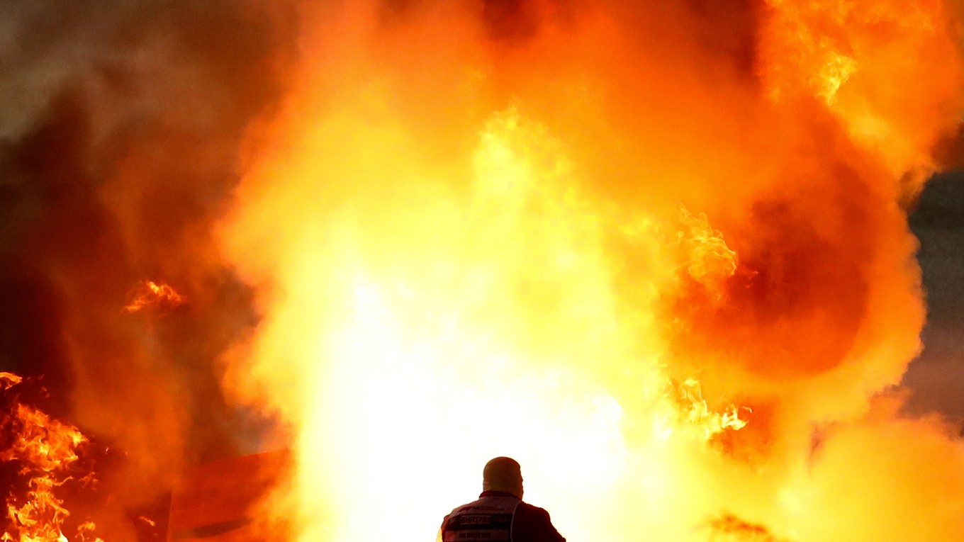 Plamene po nehode Grosjeana.