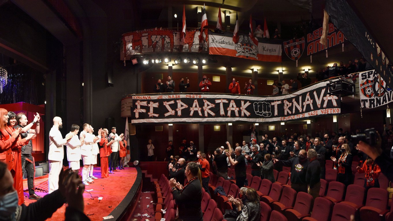 Vľavo herci a vpravo fanúšikovia Spartaka Trnava počas predpremiéry predstavenia Futbal alebo Bílý andel v pekle v Divadle Jána Palárika v Trnave.