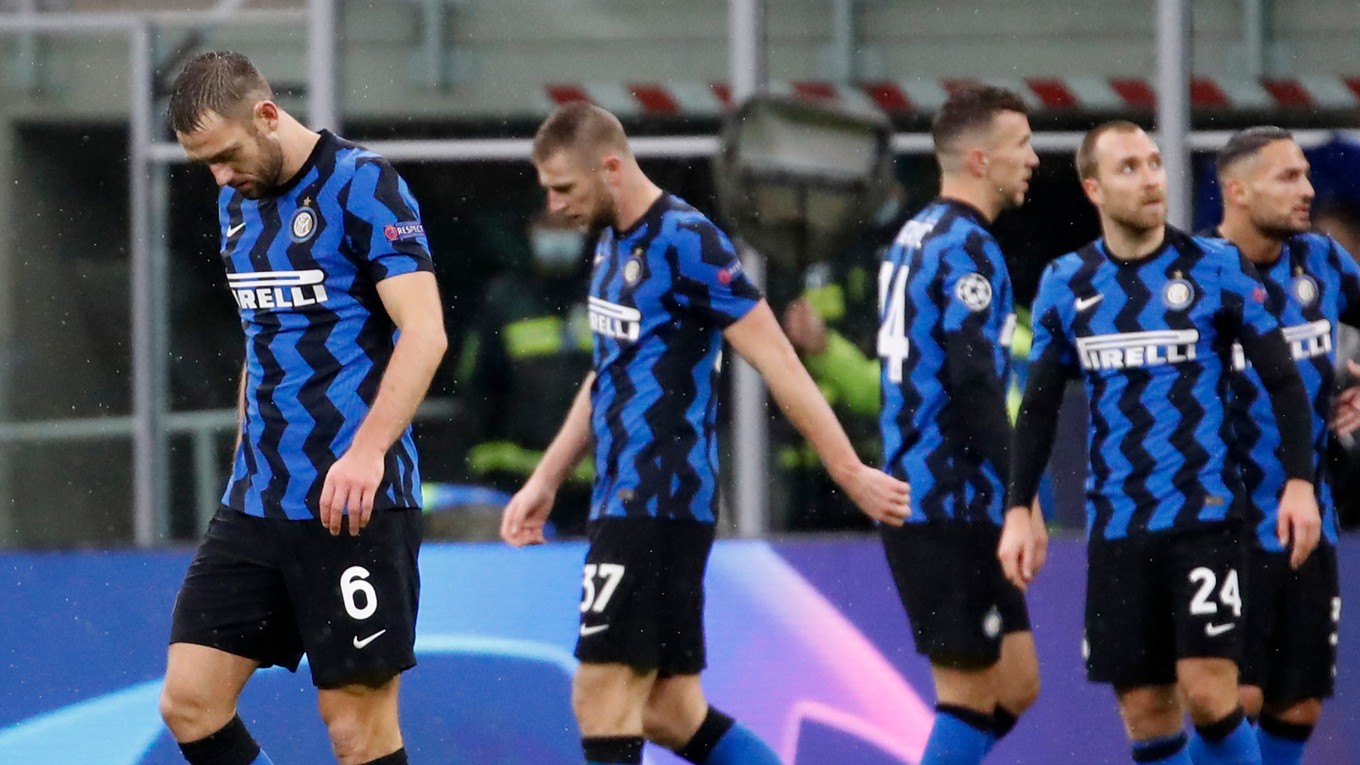 Sklamaní hráči Interu Miláno po zápase so Šachtarom Doneck. Milan Škriniar je druhý zľava.