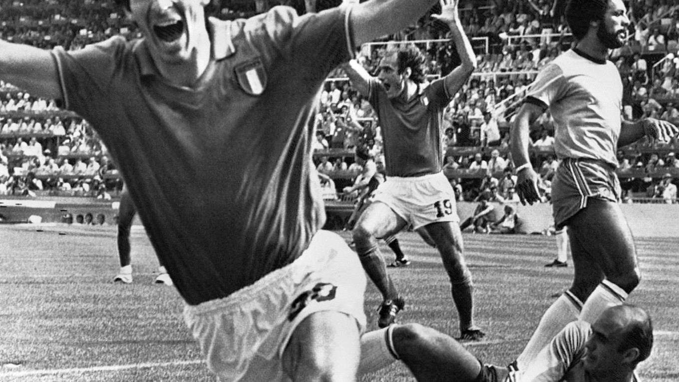 Na archívnej snímke z 5. júla 1982 sa Paolo Rossi (vľavo) teší po strelení gólu do brány Brazílie na MS vo futbale v Barcelone.