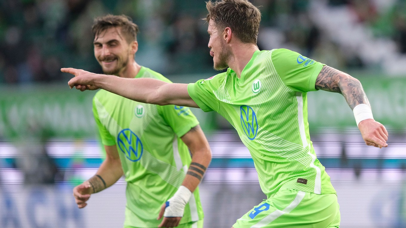Wout Weghorst oslavuje gól v drese WfL Wolfsburg.