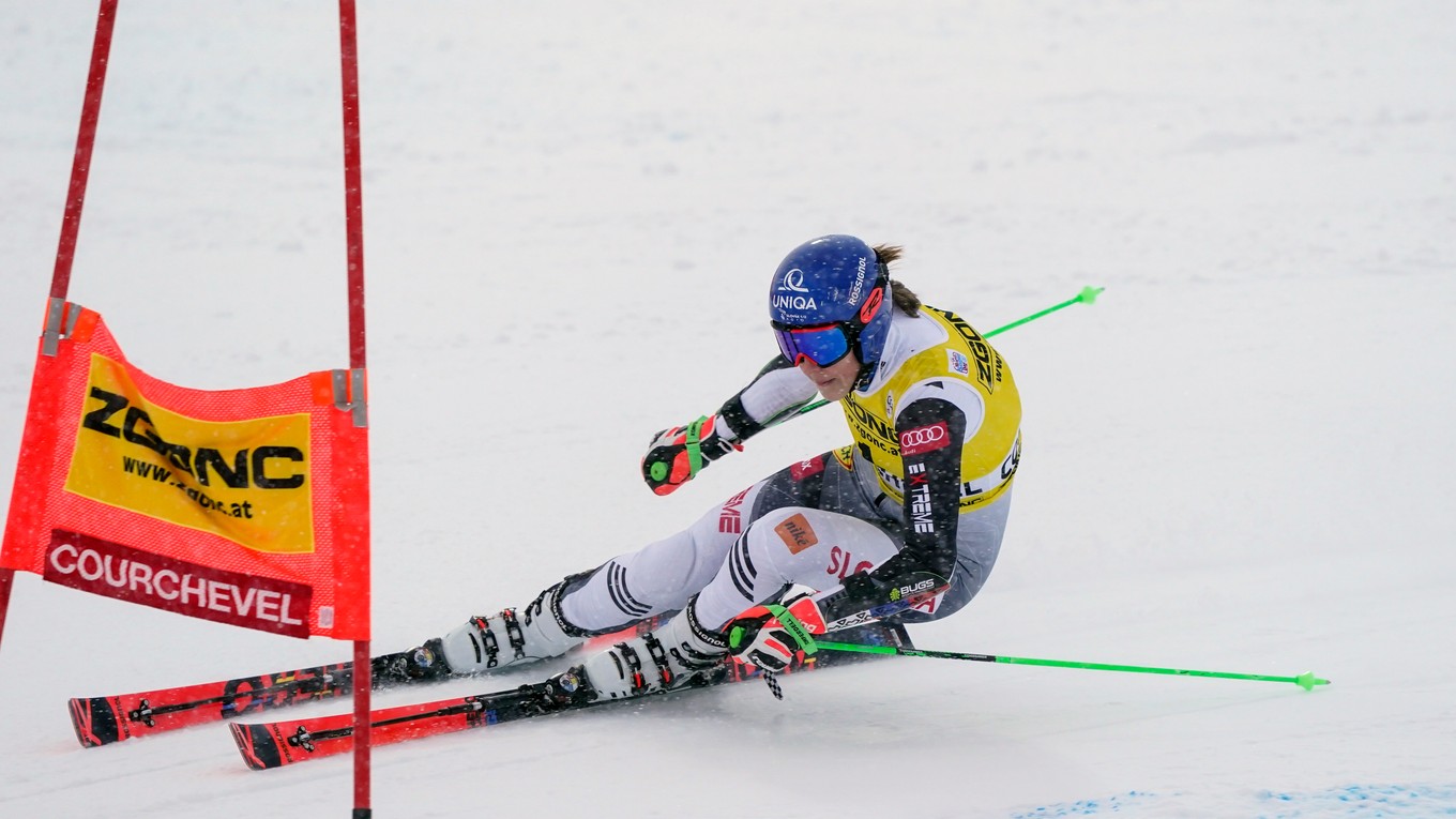 Petra Vlhová počas obrovského slalomu v Courcheveli.