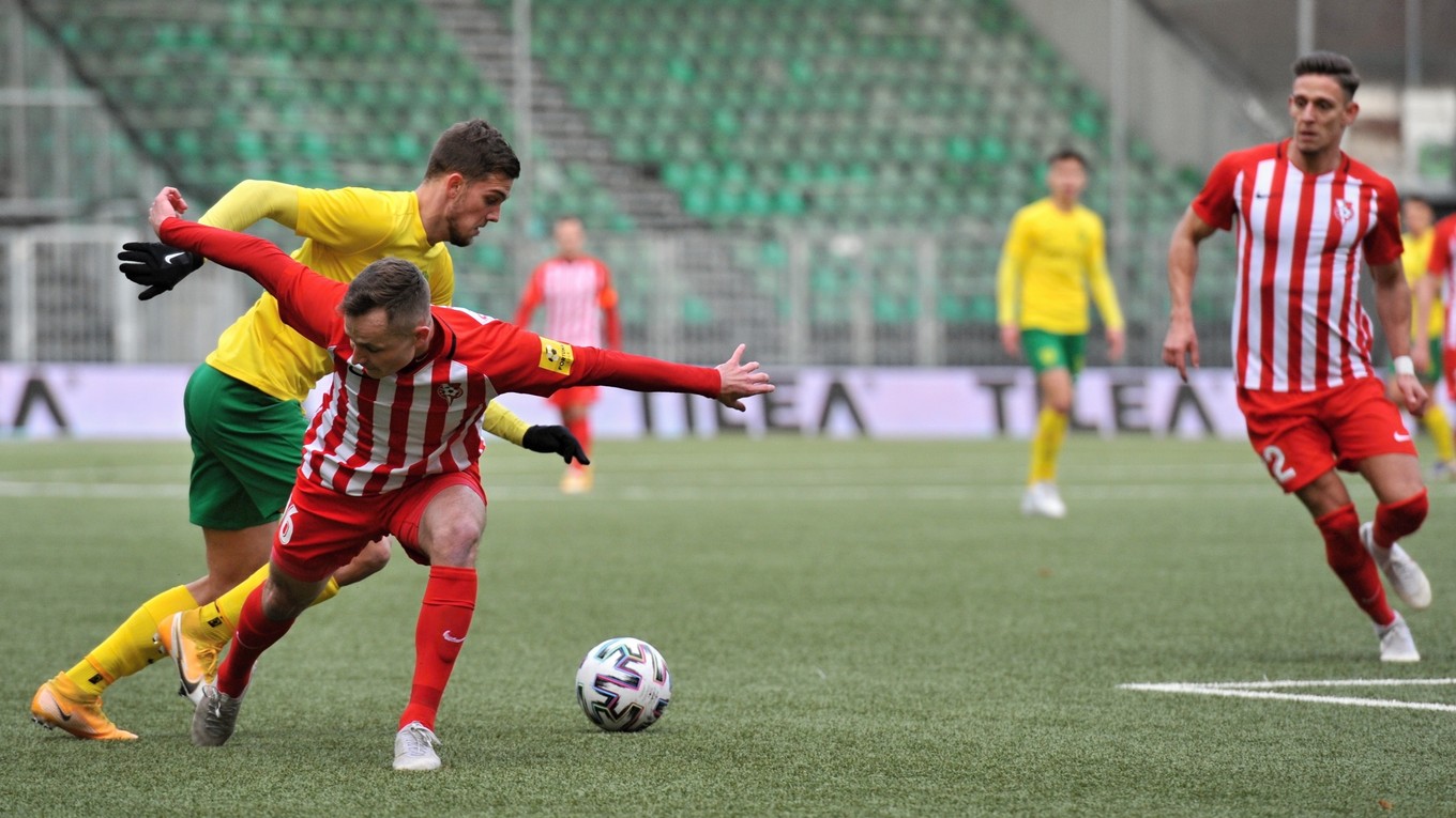 Momentka zo zápasu Fortuna ligy MŠK Žilina - ŠKF Sereď na umelej tráve.