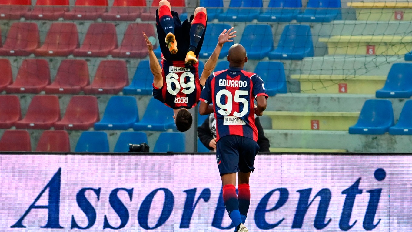 Arkadiusz Reca (hore) z FC Crotone sa raduje po strelenom góle.