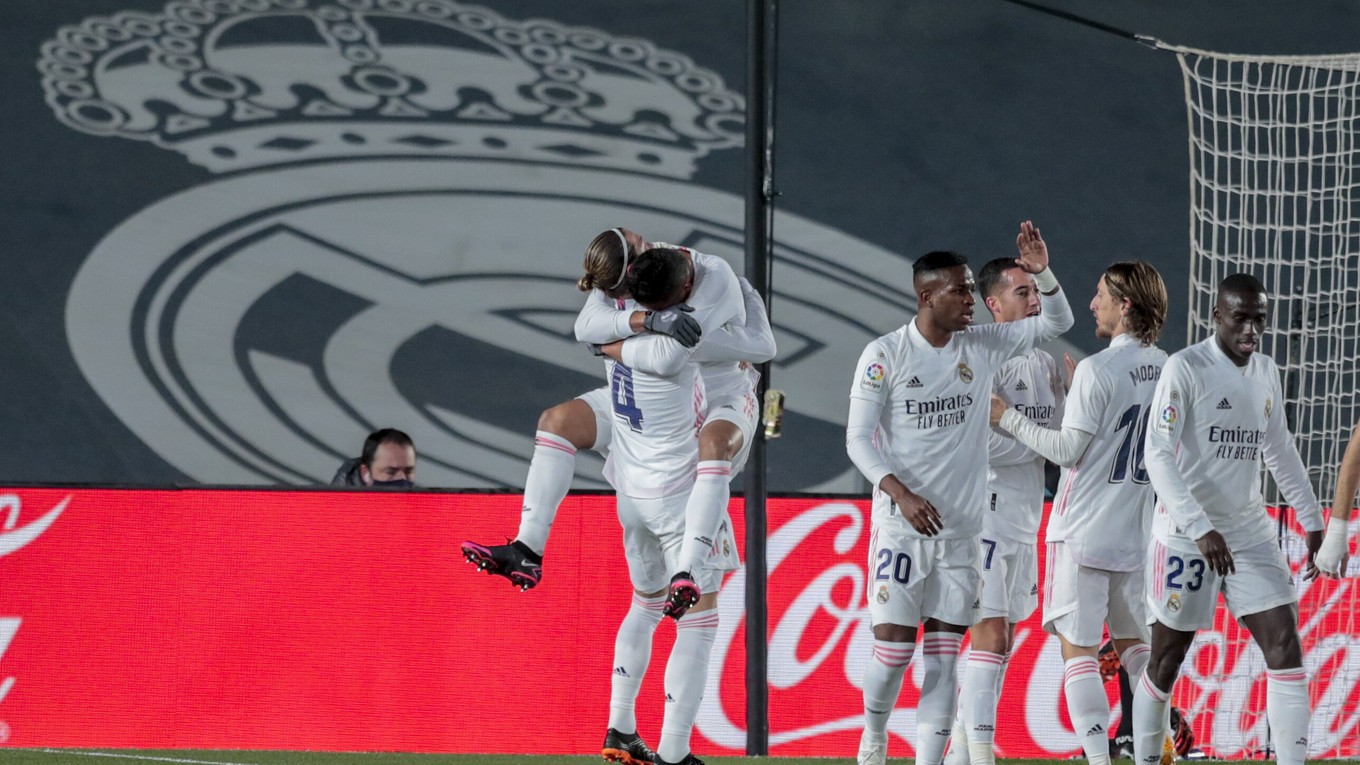Hráči Realu Madrid sa tešia z gólu do siete mestského rivala.