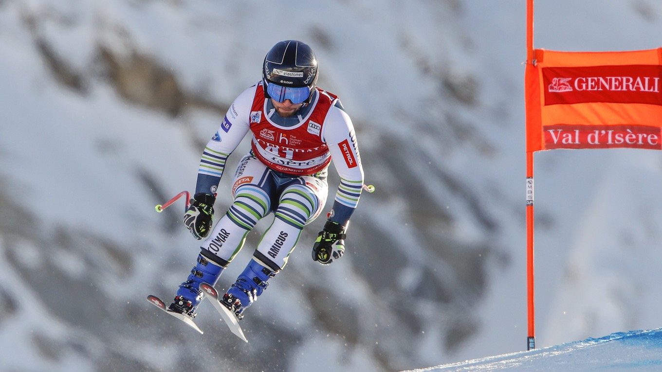 Slovinský lyžiar Martin Čater v zjazde mužov Svetového pohára v alpskom lyžovaní vo francúzskom Val d'Isere.