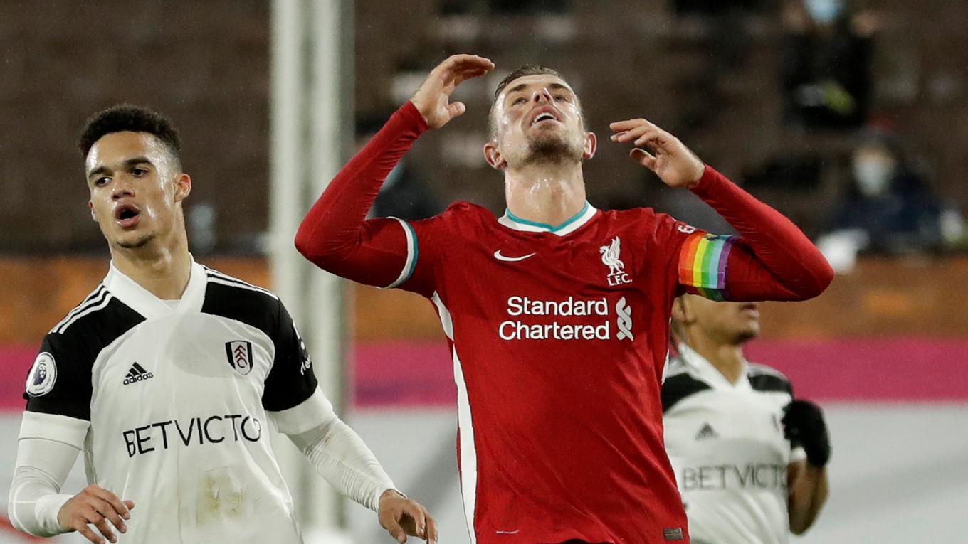 Kapitán FC Liverpool Jordan Henderson v zápase proti Fulhamu.