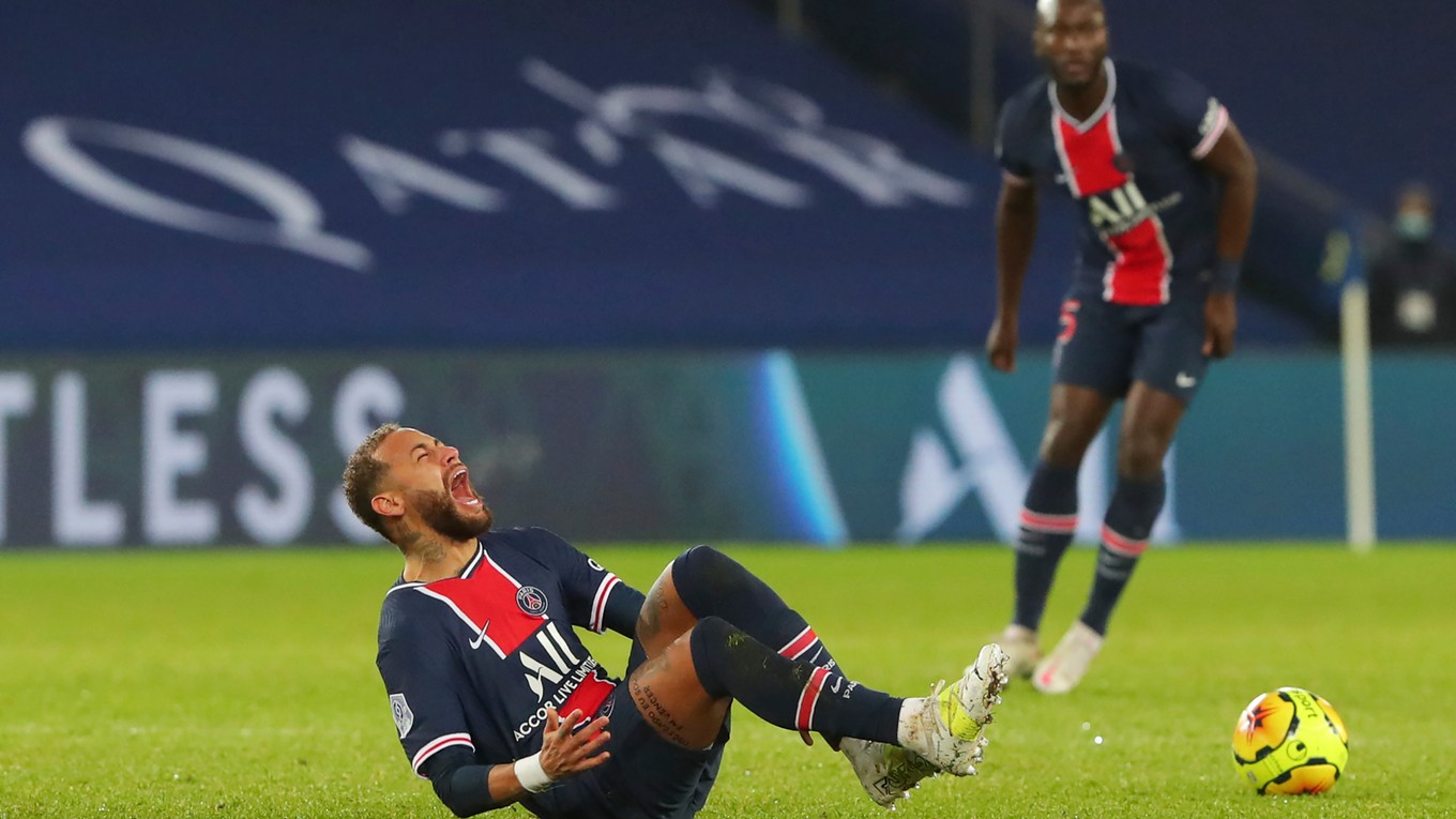 Neymar sa zranil v ligovom dueli proti Lyonu.